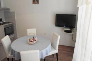 Televízia a/alebo spoločenská miestnosť v ubytovaní Apartment Novi Vinodolski 5479c