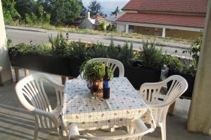 Vonkajšia záhrada v ubytovaní Apartment Novi Vinodolski 5479c