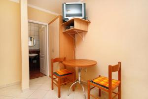 TV tai viihdekeskus majoituspaikassa Apartments with a parking space Baska, Krk - 5450
