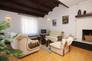 Televisyen dan/atau pusat hiburan di Apartments by the sea Vantacici, Krk - 5292