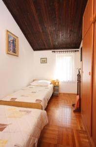 Katil atau katil-katil dalam bilik di Apartments by the sea Vantacici, Krk - 5292