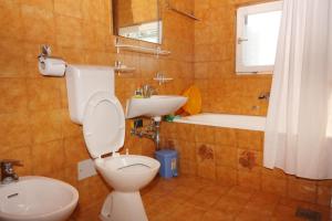 Koupelna v ubytování Apartments by the sea Vantacici, Krk - 5292