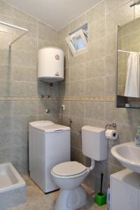 Bilik mandi di Apartments by the sea Vantacici, Krk - 5292