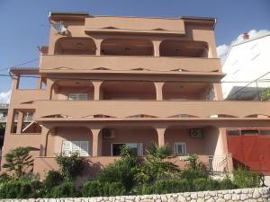 un edificio de apartamentos con balcones en un lateral en Apartments with a swimming pool Novi Vinodolski - 5479, en Novi Vinodolski