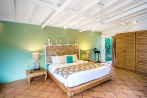 A bed or beds in a room at La Villa Oberoi (6 BR)