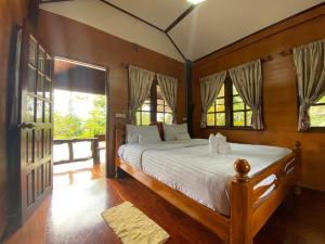A bed or beds in a room at Pruksa View Homestay