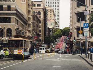 un tranvía en una calle de la ciudad con edificios en Elite Inn, en San Francisco