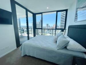 1 dormitorio con 1 cama y vistas a la ciudad en Luxury Broadbeach KOKO residence 20th Floor, en Gold Coast