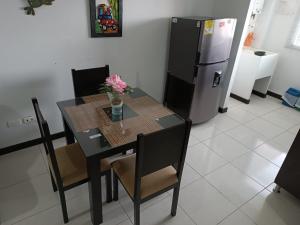 cocina con mesa y nevera en Apartamento Aroma de Café, en Montenegro