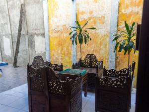Un lugar para sentarse en Graha Ara Homestay Syariah RSUD Dr Soetomo Surabaya Mitra RedDoorz