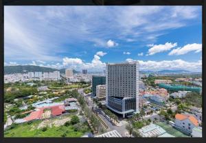 una vista aérea de una ciudad con un edificio alto en Pooh House 7 - 3 bedrooms with city view, en Vung Tau