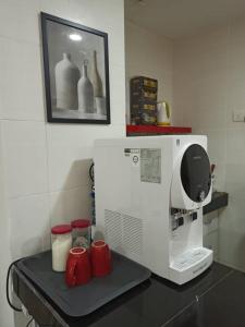 Kuchyň nebo kuchyňský kout v ubytování Zulanie Family Studio at D'Perdana Apartment, Spacious and Cozy with POOL, Free Wifi & Netflix