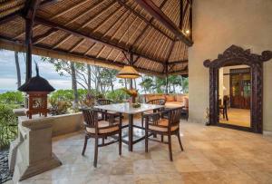 Patio nebo venkovní prostory v ubytování Alam Anda Ocean Front Resort & Spa CHSE Certified