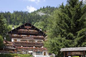 un edificio con fiori su un lato di Hôtel La Montagne a La Clusaz