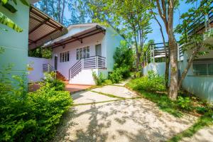 a house with a pathway in front of it at Ngoc Hanh Bungalow Phu Quoc in Phú Quốc