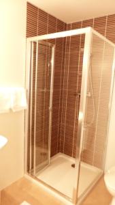 ポントルソンにあるジートゥ ノートルダムのバスルーム(ガラスドア付きのシャワー付)