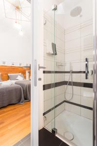 eine Glasdusche in einem Schlafzimmer mit einem Bett in der Unterkunft The Best Rent - Apartment near Porta Romana in Mailand