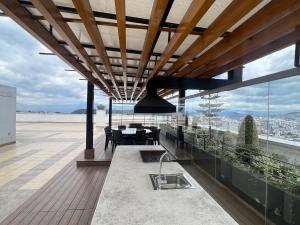 - une cuisine et une salle à manger avec vue sur l'océan dans l'établissement Cama KING, piscina en SUITE de LUJO en zona privilegiada y céntrica, à Quito