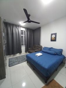 Schlafzimmer mit einem Bett und einem Deckenventilator in der Unterkunft SAFIYYA HOMES MERU RAYA - WIFI/NETFLIX in Ipoh