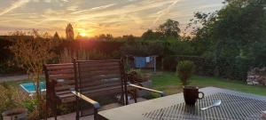 Východ nebo západ slunce při pohledu z bed and breakfast nebo okolí