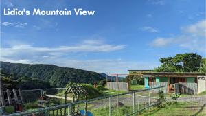 een uitzicht op de bergen vanuit een huis bij Lidia's Mountain View Vacation Homes in Monteverde Costa Rica