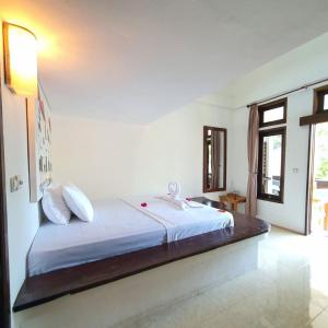 1 dormitorio con 1 cama en una habitación en Putra Boyan Cottages en Gili Trawangan