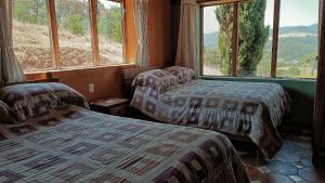 Habitación de hotel con 2 camas y ventana en Cabaña en el bosque ZB, en Acaxochitlán