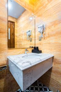 uma casa de banho com um lavatório e um espelho em Gia Phong Hotel em Xóm Niêm