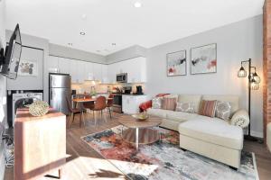 ハッケンサックにあるElegant Main Street Living* Near NYCのソファとテーブルのあるリビングルーム