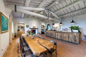 a large dining room with a wooden table and chairs at Agriturismo Podere l'Aione in Scansano