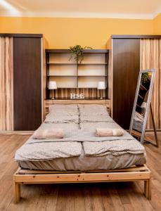 een slaapkamer met een groot bed in een kamer bij Aurora Apartments in Boedapest