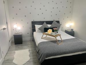 Krevet ili kreveti u jedinici u objektu Luxurious & Stylish Two Bedroom Suite, Full Kitchen, Close to Vancouver