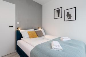 A bed or beds in a room at Apartament Prestige Centrum
