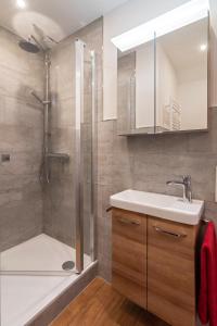 un baño con ducha y lavabo en Gulfhof Alt-Addenhausen, en Neuharlingersiel 52 fotos más