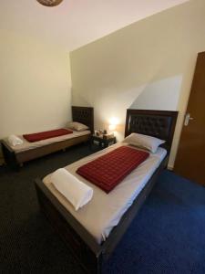 een slaapkamer met 2 bedden in een kamer bij Hustle's look in Wadi Musa