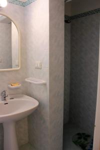 La salle de bains est pourvue d'un lavabo et d'un miroir. dans l'établissement Casa Fadea, à Gagliano del Capo
