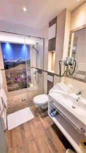 uma casa de banho com um lavatório, um WC e um chuveiro em Heimat Apartments - Zillertal em Gerlos