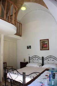 a bedroom with a bed and a table in it at Casa Fadea in Gagliano del Capo