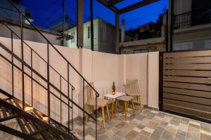 Balkón alebo terasa v ubytovaní Central Corner Apts - Charming Apartments for 3 in the Heart of the City Perfect for Memorable Summer Experiences By Villa Mana Gers