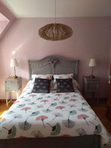 - une chambre avec un lit et une couette dans l'établissement Chambre belle demeure, à Gouesnou