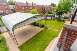 Κήπος έξω από το Luxury spacious charming DC row house plus free parking