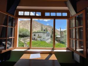 - une fenêtre avec vue sur la montagne dans l'établissement Gaywoo Guest House, à Leh