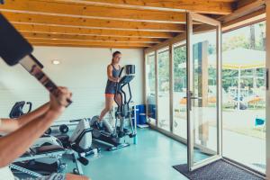 Posilňovňa alebo fitness centrum v ubytovaní Hotel Tobler