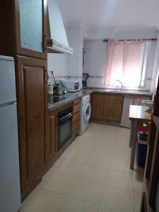 una cucina con lavello e fornello forno superiore di Apartamento grumete a El Puerto de Santa María