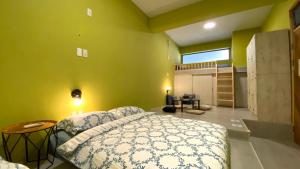 Postel nebo postele na pokoji v ubytování 樂客背包旅棧 Local Backpacker Hostel