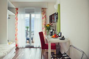 Televízia a/alebo spoločenská miestnosť v ubytovaní Hotel Tobler