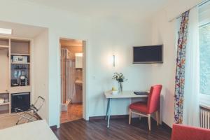 Televízia a/alebo spoločenská miestnosť v ubytovaní Hotel Tobler