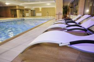 Basen w obiekcie Hotel Mir-Jan SPA lub w pobliżu