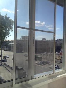 ノヴォシビルスクにあるApartments on Gogolyaの駐車場の景色を望む窓