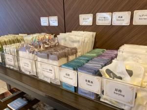 Osaka Riverside Hotel في أوساكا: عرض أنواع مختلفة من منتجات الشعر على رف